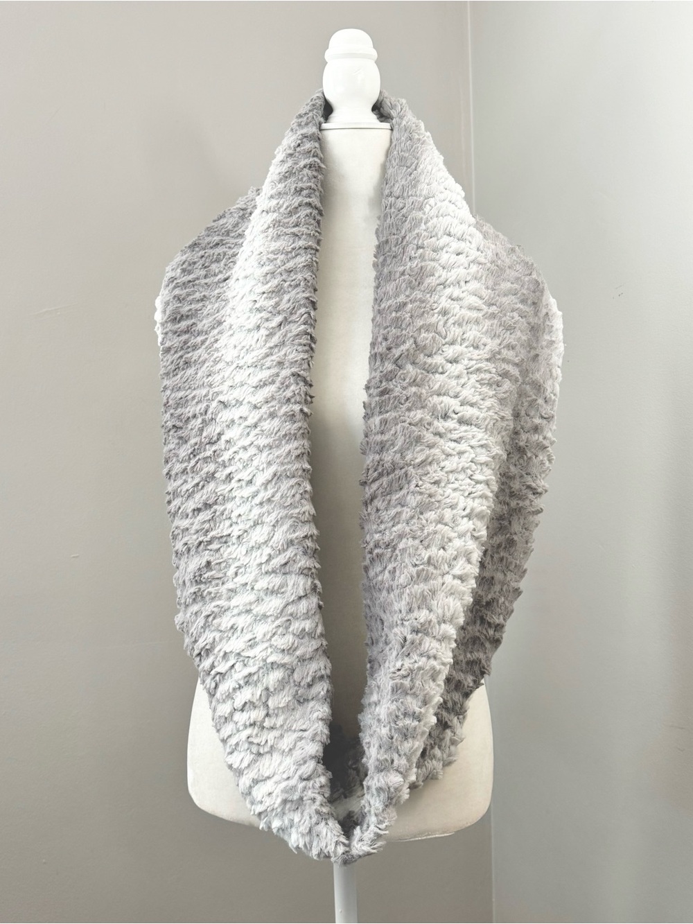Ultra-soft Textured Ombré Faux Fur Infinity Scarf Rippled Gray White Snood Plush